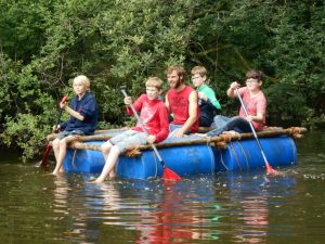Varen met een zelfgemaakt vlot