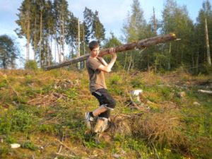 Kind hakt hout